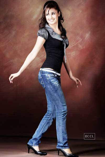 Yuvika Wearing Top And Jeans