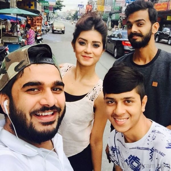 Aakanksha Sareen Selfie With Friends-195