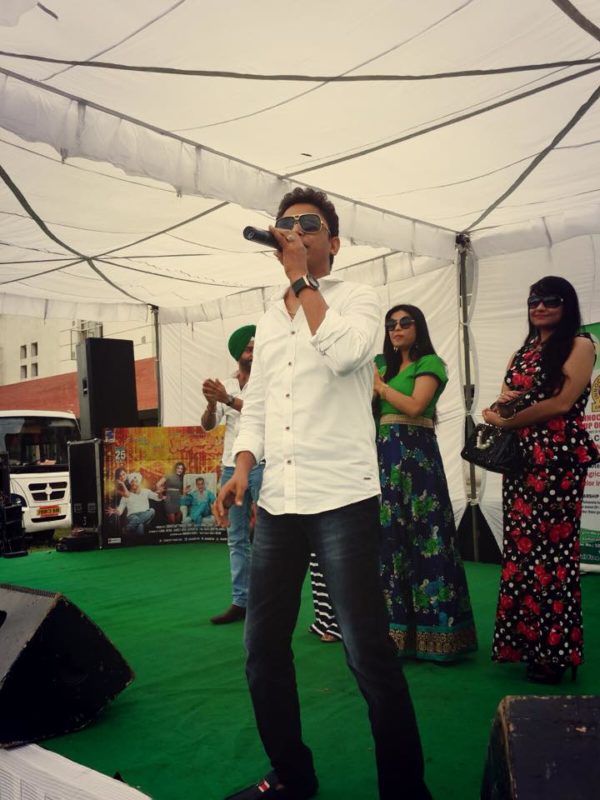 Feroz Khan Singing Song At Amritsar College-Pg134