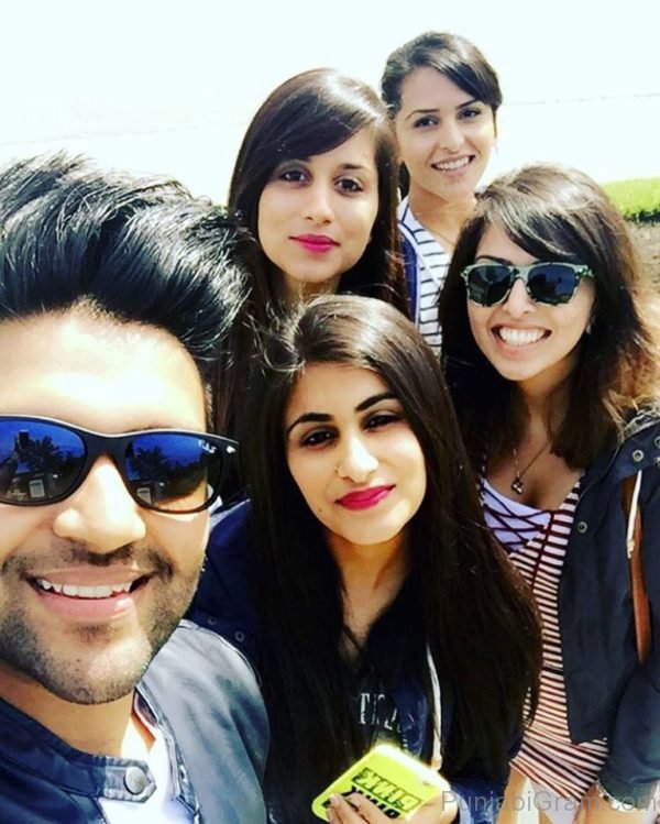 Guru Randhawa Selfie With Girls-493
