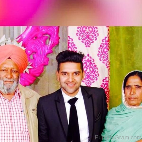 Guru Randhawa With His Parents-110