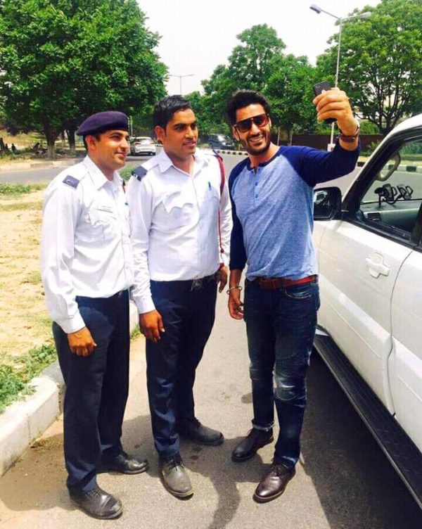 Harbhajan Mann Taking Selfie With Police