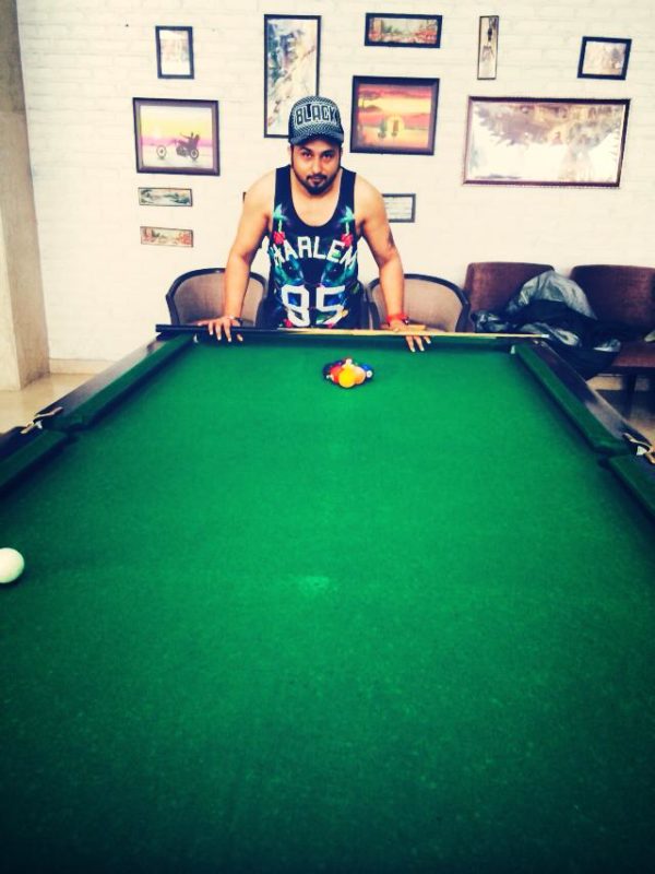 Honey Singh Playing 9Ball Pool