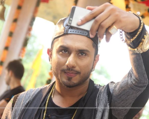 Yo Yo Honey Singh Spotted clicking a selfie