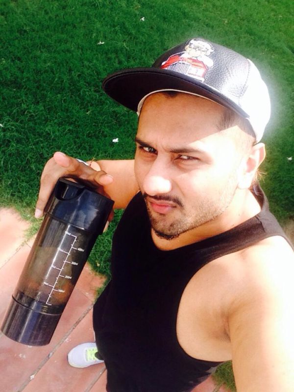 Honey Singh Taking Selfie