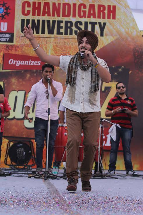 Inderjit Nikku Stage Show At Chandigarh University