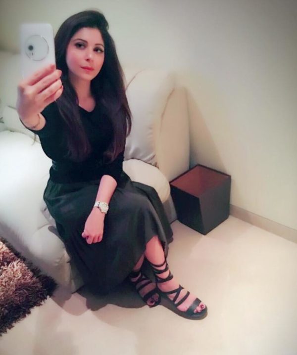 Kanika Kapoor Taking Selfie