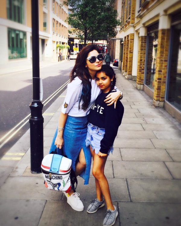 Kanika Kapoor With Cute Daughter