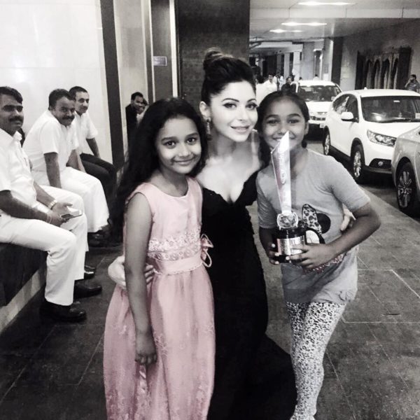 Kanika Kapoor With Cute Fans