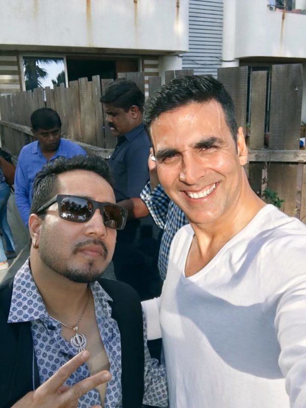 Mika Singh Selfie With Akshay Kumar