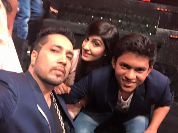 Mika Singh Taking Selfie With Stars