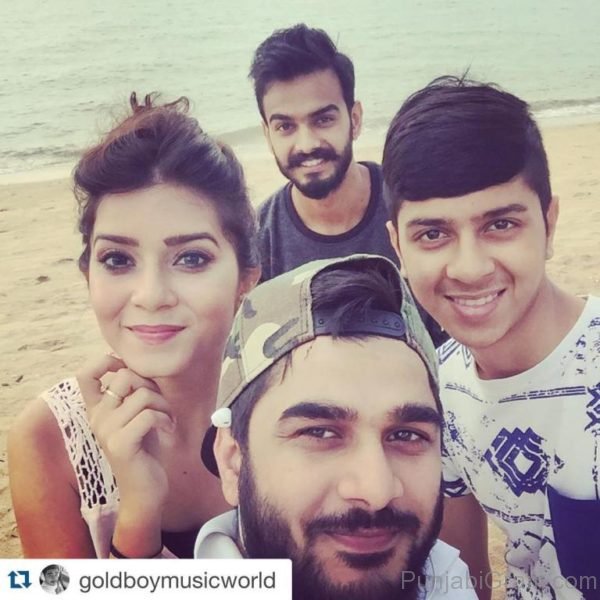 Selfie Of Aakanksha Sareen With Friends-194