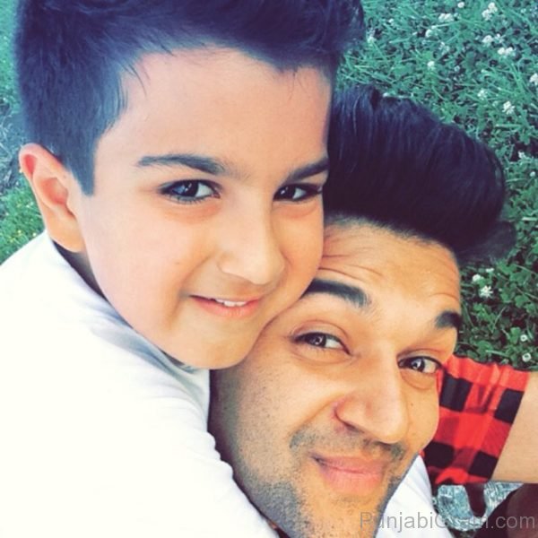 Selfie Of Guru Randhawa With Kid-109