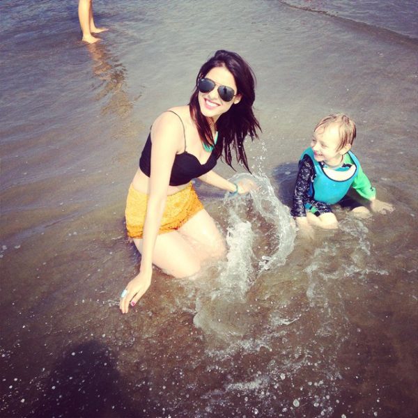 Sheetal Thakur Playing With Child On Beach -090235
