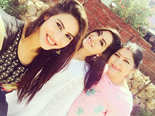 Sheetal Thakur Taking Selfie With Friend And Mom-090300