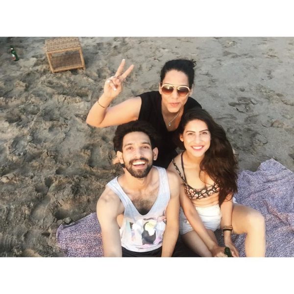 Sheetal Thakur Taking Selfie With Friends -090278