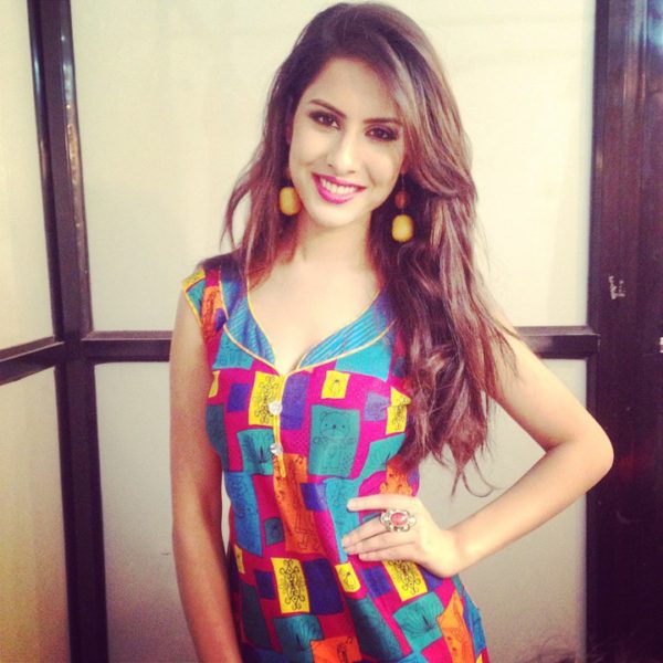 Sheetal Thakur Wearing Colourful Outfit-090175