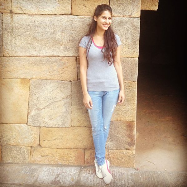 Sheetal Thakur Wearing Jeans-090008