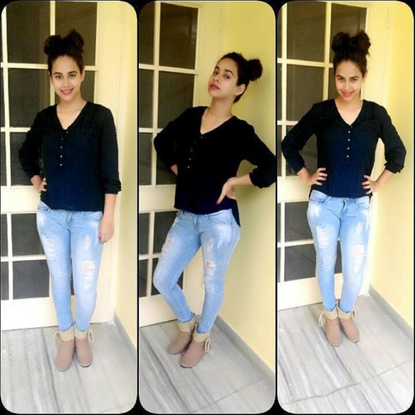 Sunanda Sharma Wearing Black Top And Blue Jeans-106