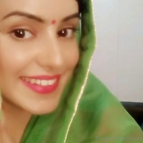Ankita Sharma Wearing Green Dupatta-085