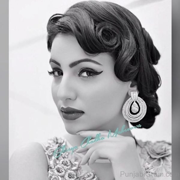 Black And White Pic Of Ginni Kapoor-105
