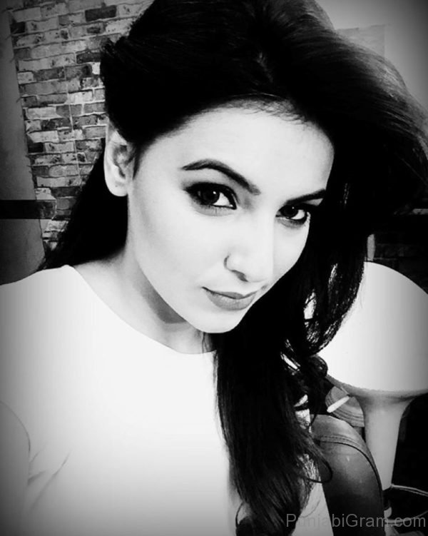 Black And White Picture Of Ginni Kapoor-073