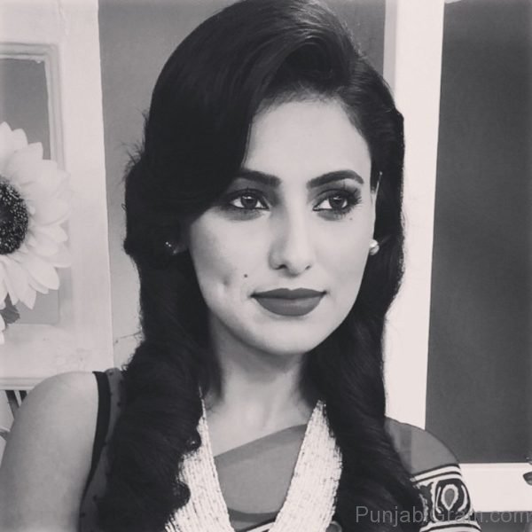 Black And White Picture Of Ginni Kapoor-374