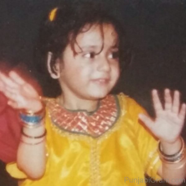 Childhood Picture Of Raashi Sood-260