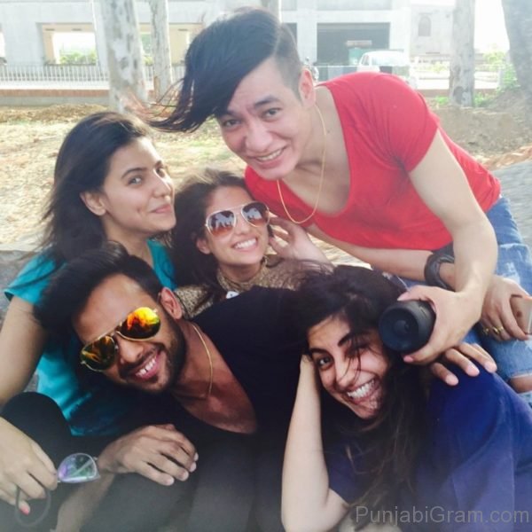 Ginni Kapoor With Friends-365