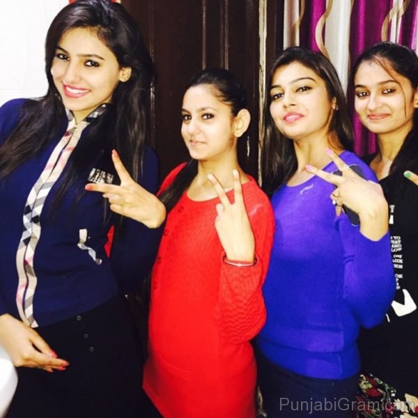 Ginni Kapoor With Girls-325