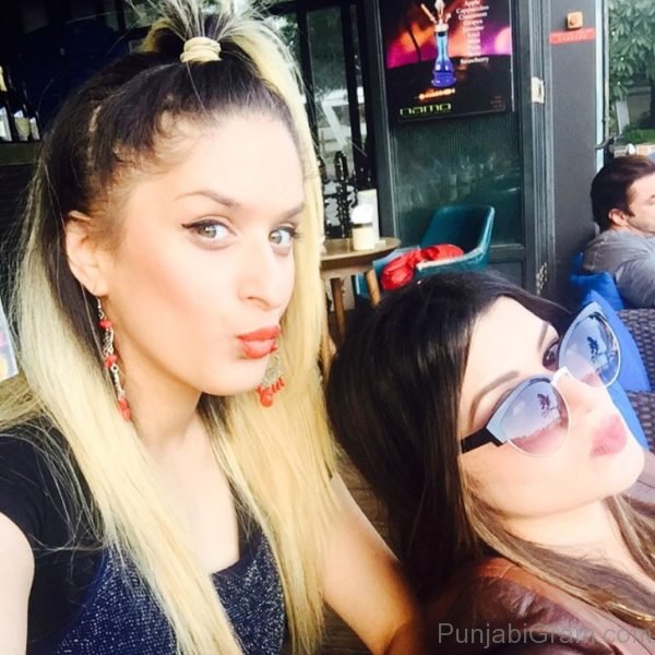Kainaat Arora Selfie With Friend-0234