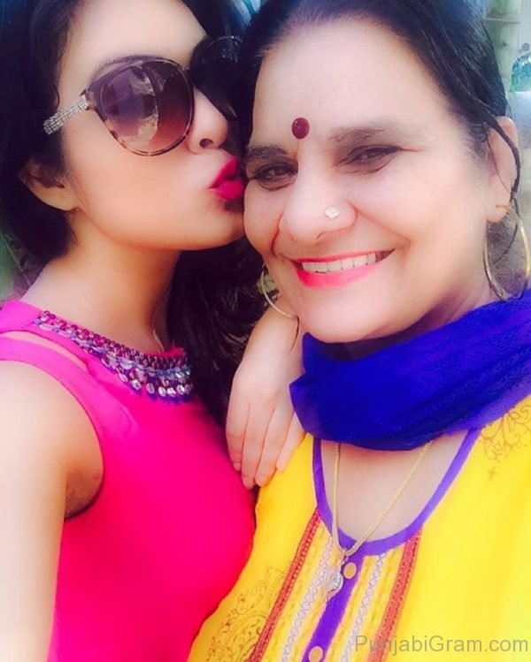 Neha Malik With Her Mom-0143