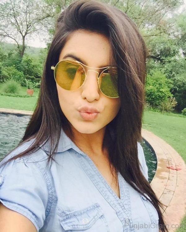 Pout Image Of Ginni Kapoor-302