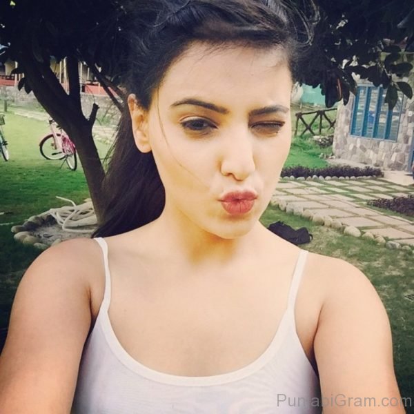 Pout Image Of Ginni Kapoor-397