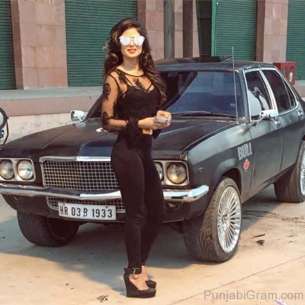 Priyanka Solanki In Black Outfit-183