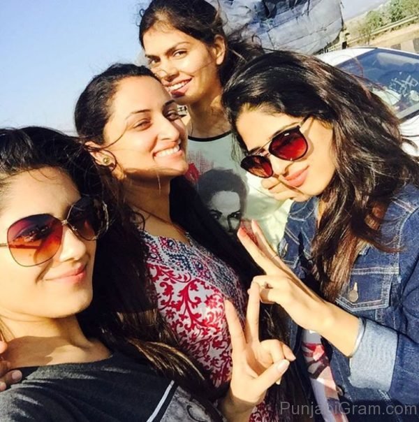 Ruhani Sharma With Her Friends-017
