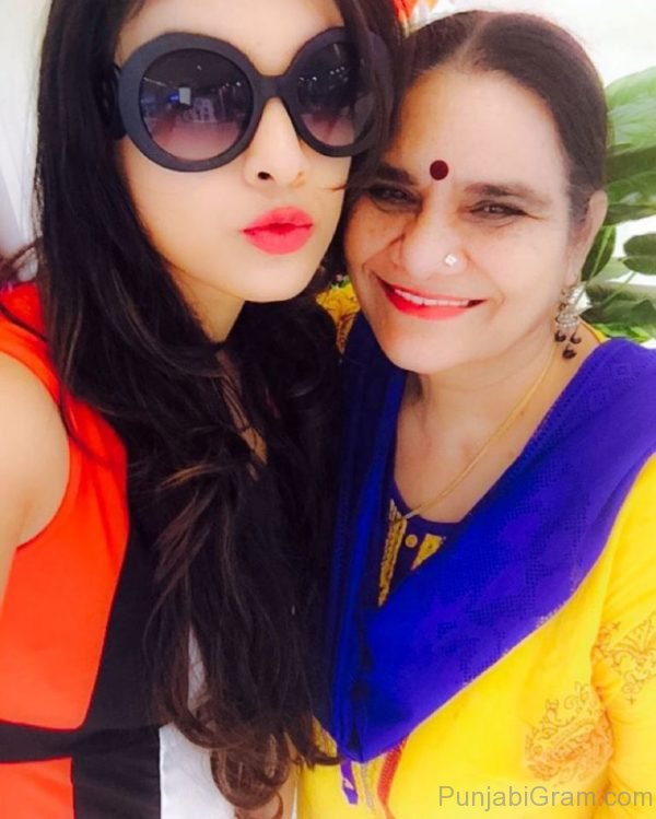 Selfie Of Neha Malik With Mom-0240
