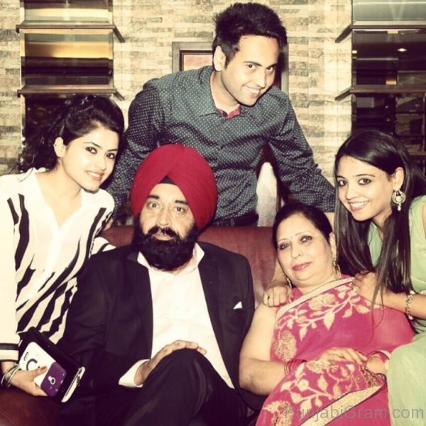 Simi Chahal With Group-00470