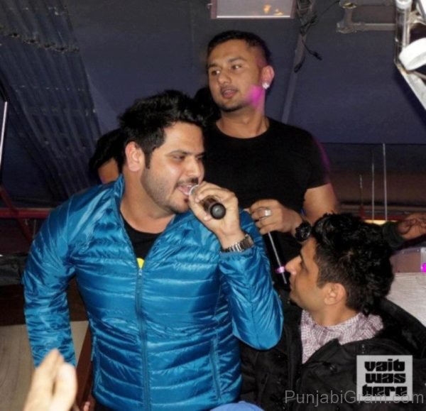 Alfaaz with honey singh during stage performance