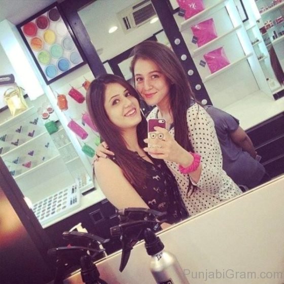 Isha Rikhi selfie with friend 1