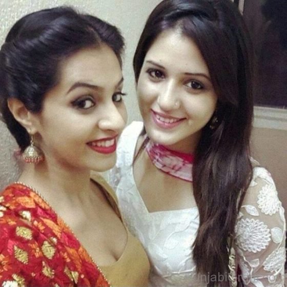 Isha Rikhi selfie with friend