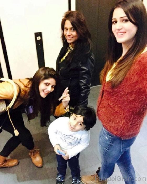 Isha Rikhi selfie with friends