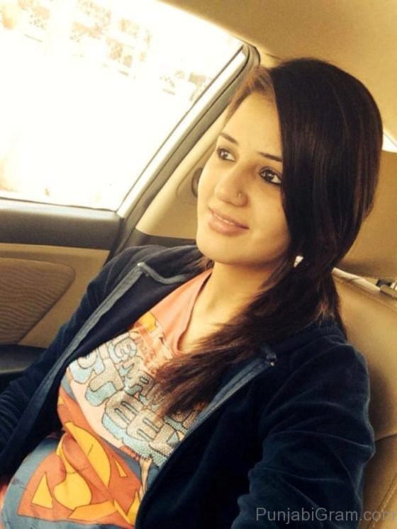 Isha Rikhi taking selfie in car