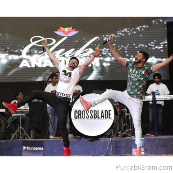 Jassi Gill Dance On Stage With Babbal Rai -046