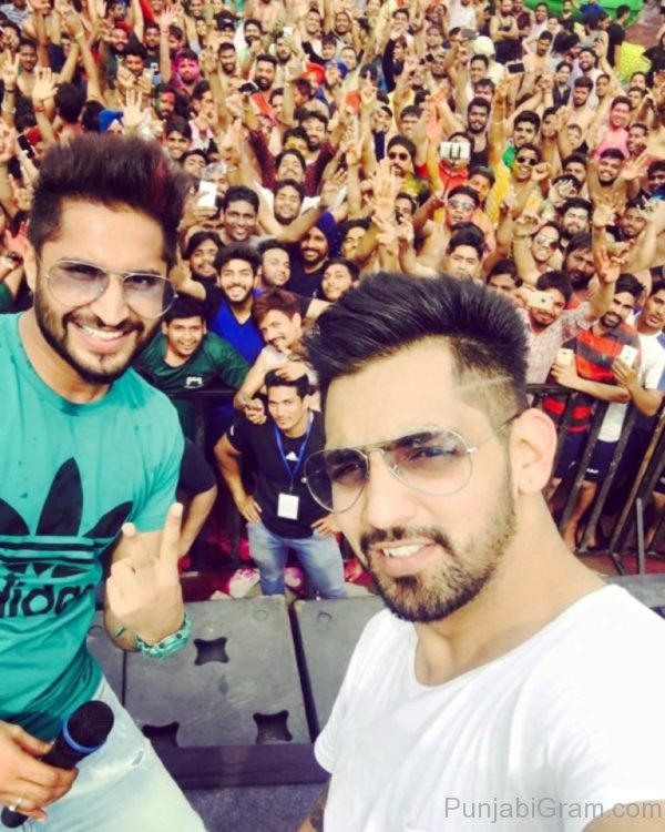 Jassi gill stage performance with babbal rai