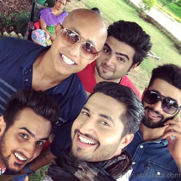 Photo Of Jassi Gill With Friends-624