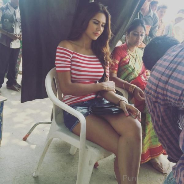 Photograph Of Sonam Bajwa Looking Magnificent-072