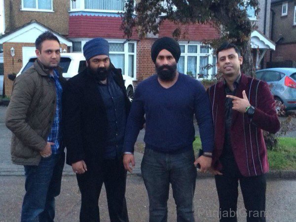 Pic Of Aman Hayer with friends
