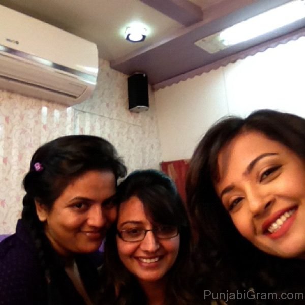 Picture Of Surveen Chawla Looking Cute-035