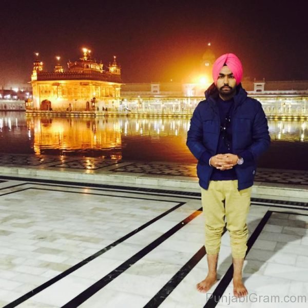 Ammy Virk At Golden Temple 136